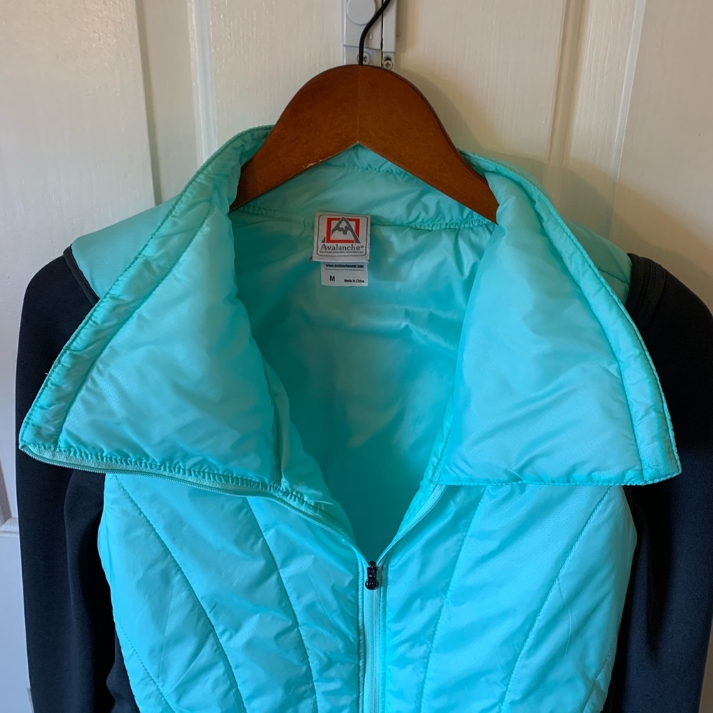 Lightweight medium Avalanche jacket in mint green with removable gray sleeves.